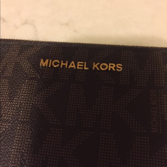 Michael Kors wristlet - Picture 2 of 7